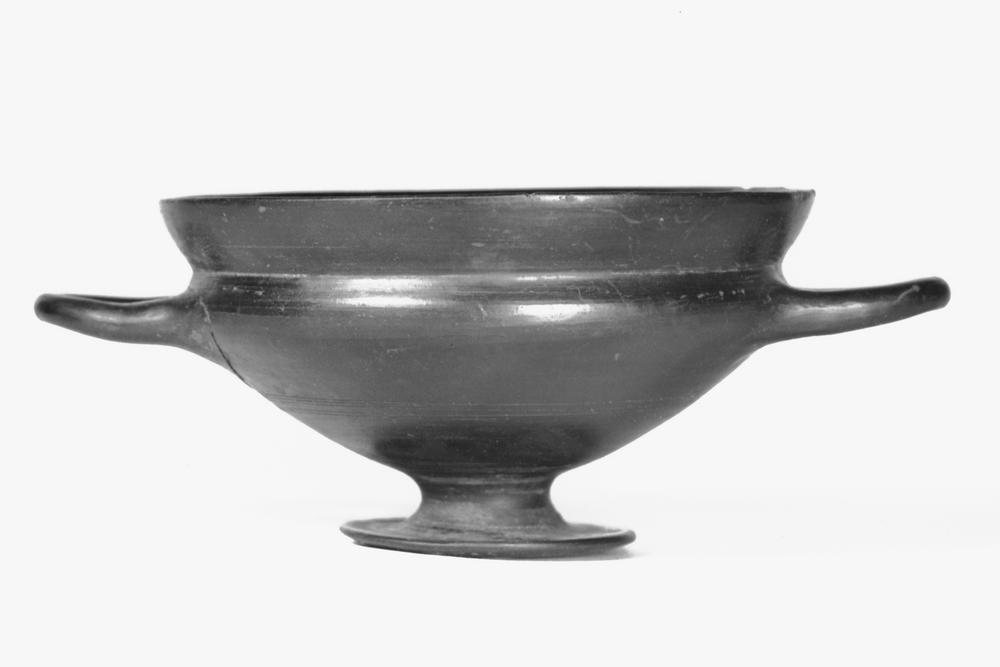 11 Late 7th-century BC bucchero Ionic kylix